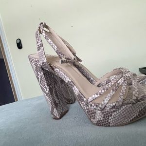 Size 6 Quipid snake print strappy sandal pink